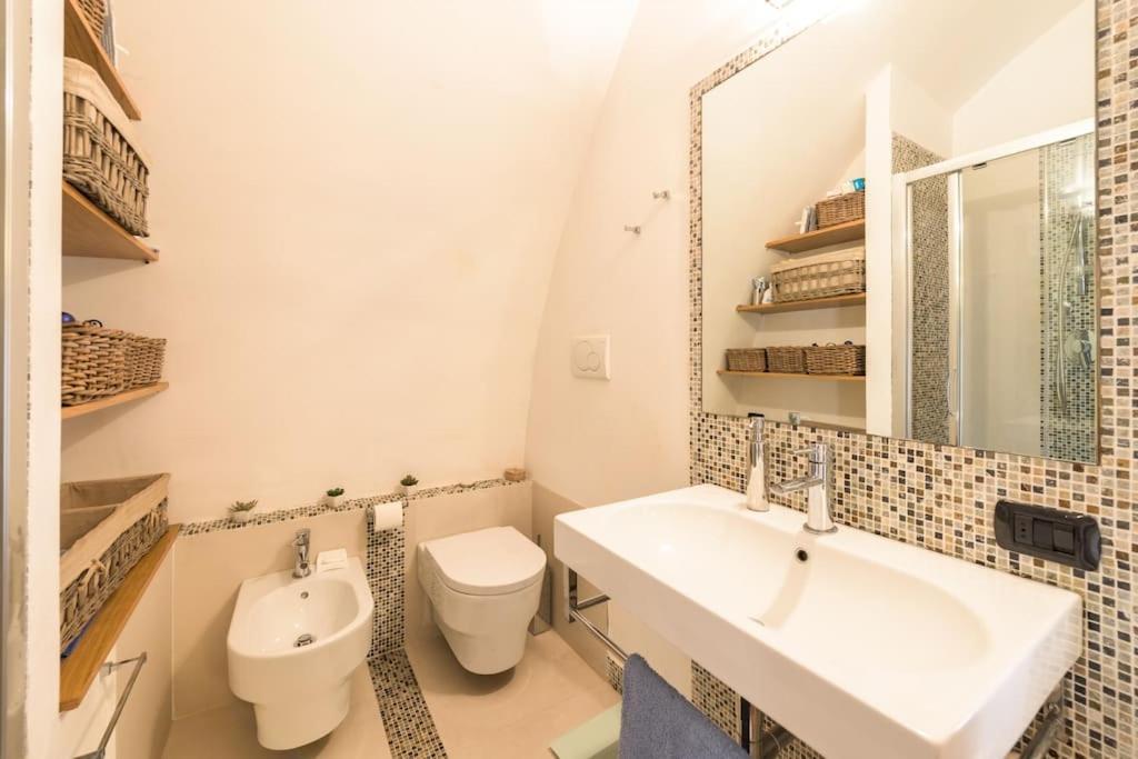 Traditional Apartment In Old City Бари Экстерьер фото