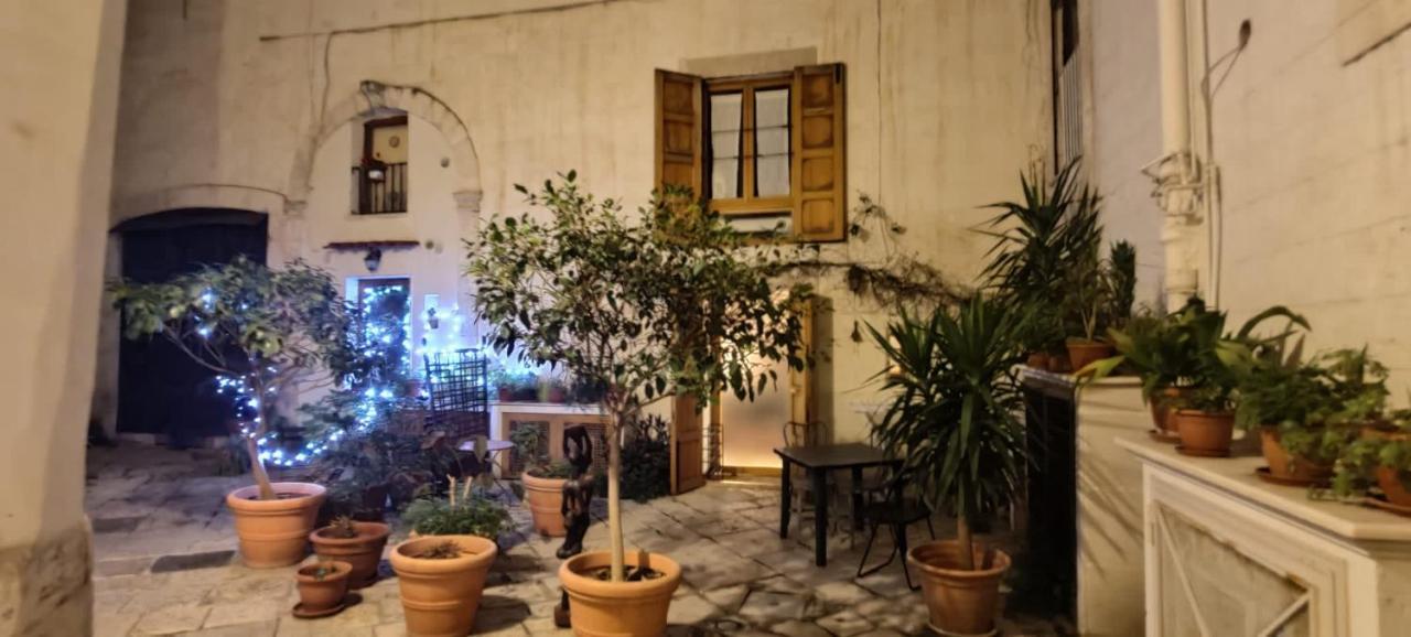 Traditional Apartment In Old City Бари Экстерьер фото